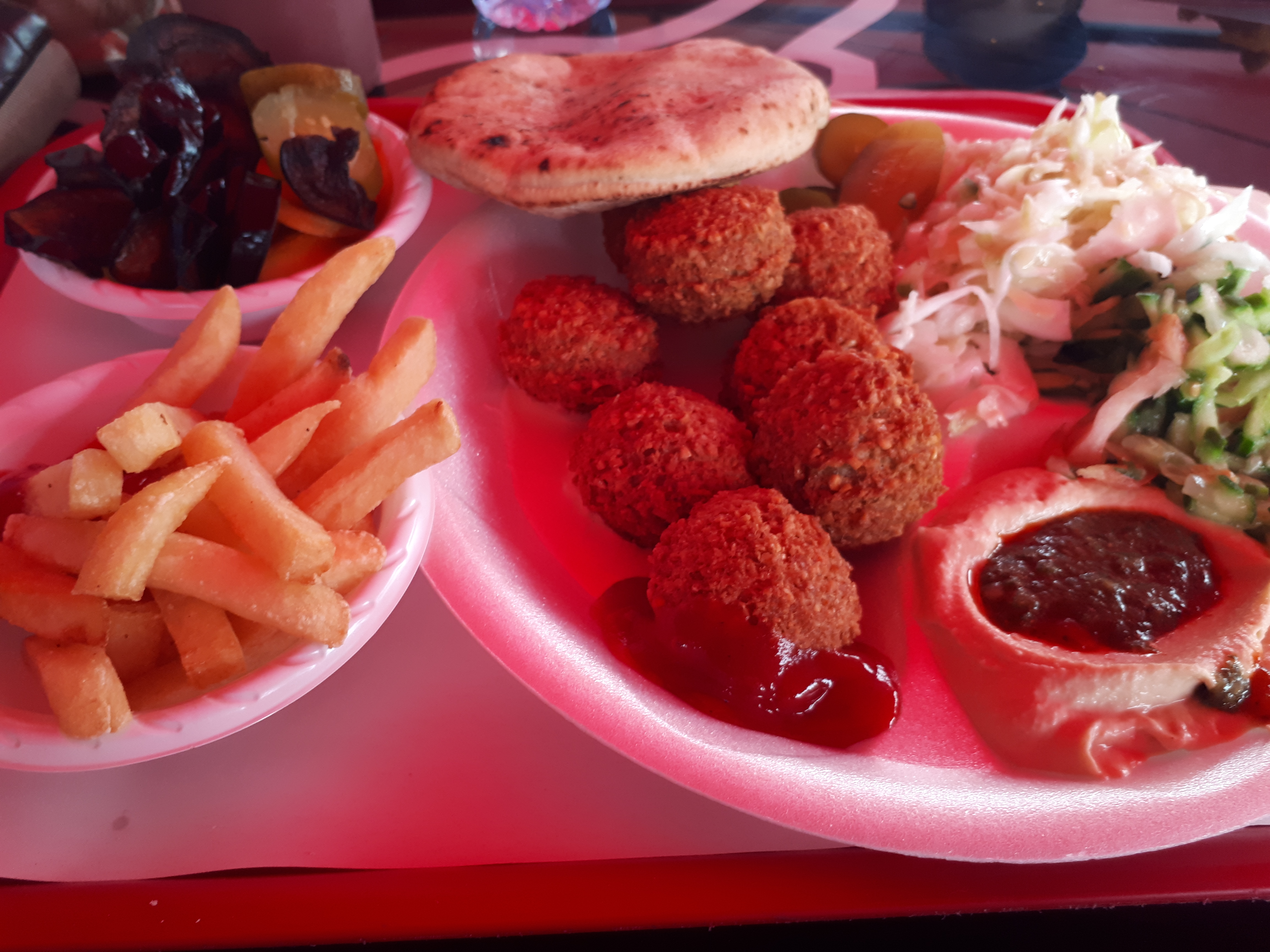 Falafel (csicseriborsó alapú zöldséggolyó, olajban sütve)